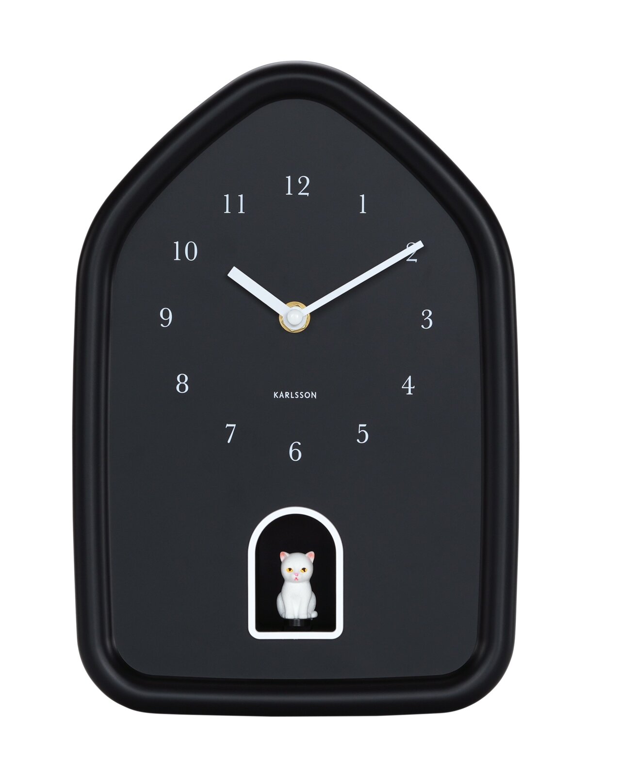 Zwarte wandklok in de vorm van een huisje met witte cijfers en wijzers, met daaronder een klein wit kattenfiguurtje in een uitsparing. Vooraanzicht.