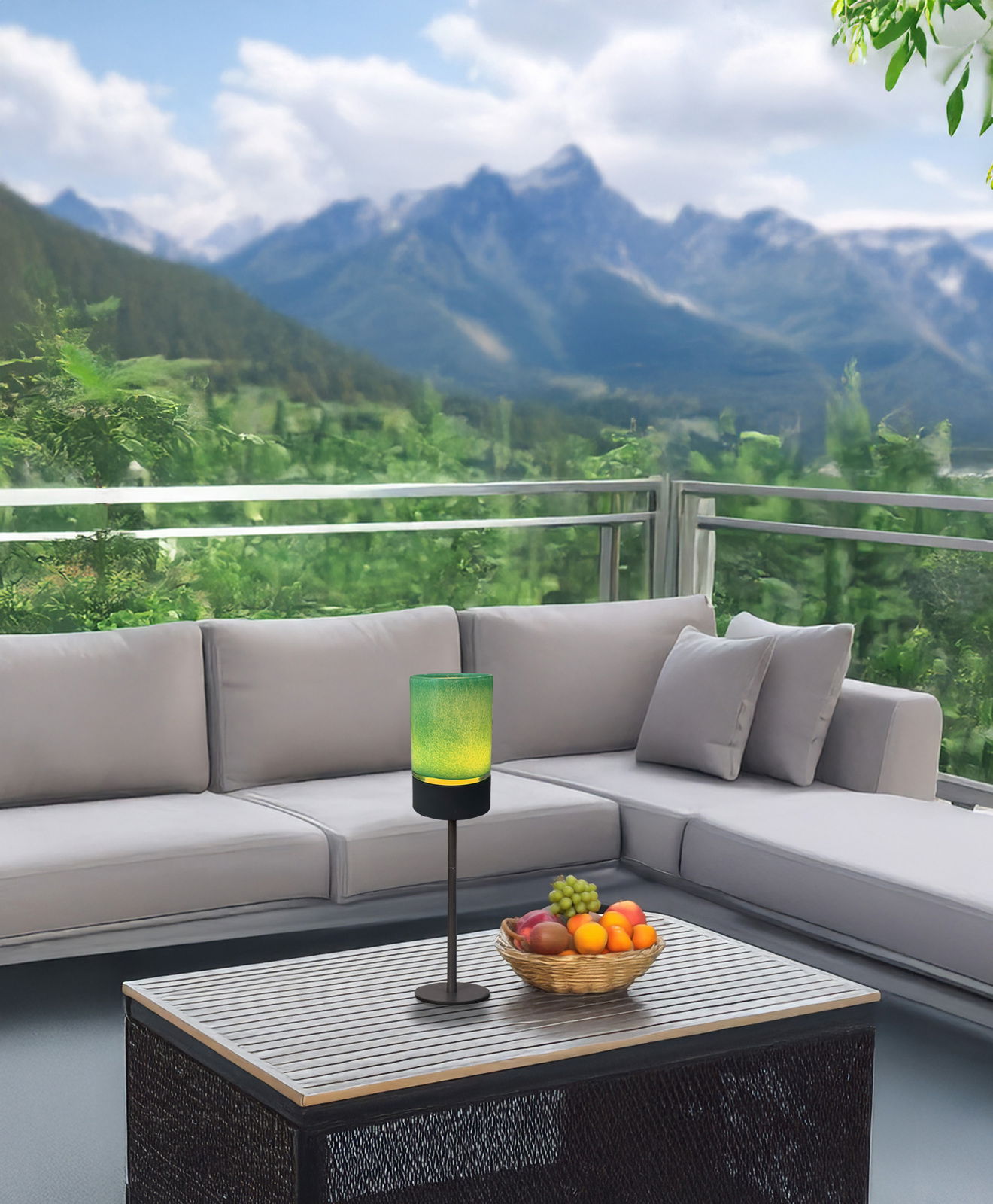 Ein modernes Akku-Windlicht auf einem Tisch in einem stilvollen Außenbereich mit Bergblick, aus seitlicher Perspektive fotografiert.