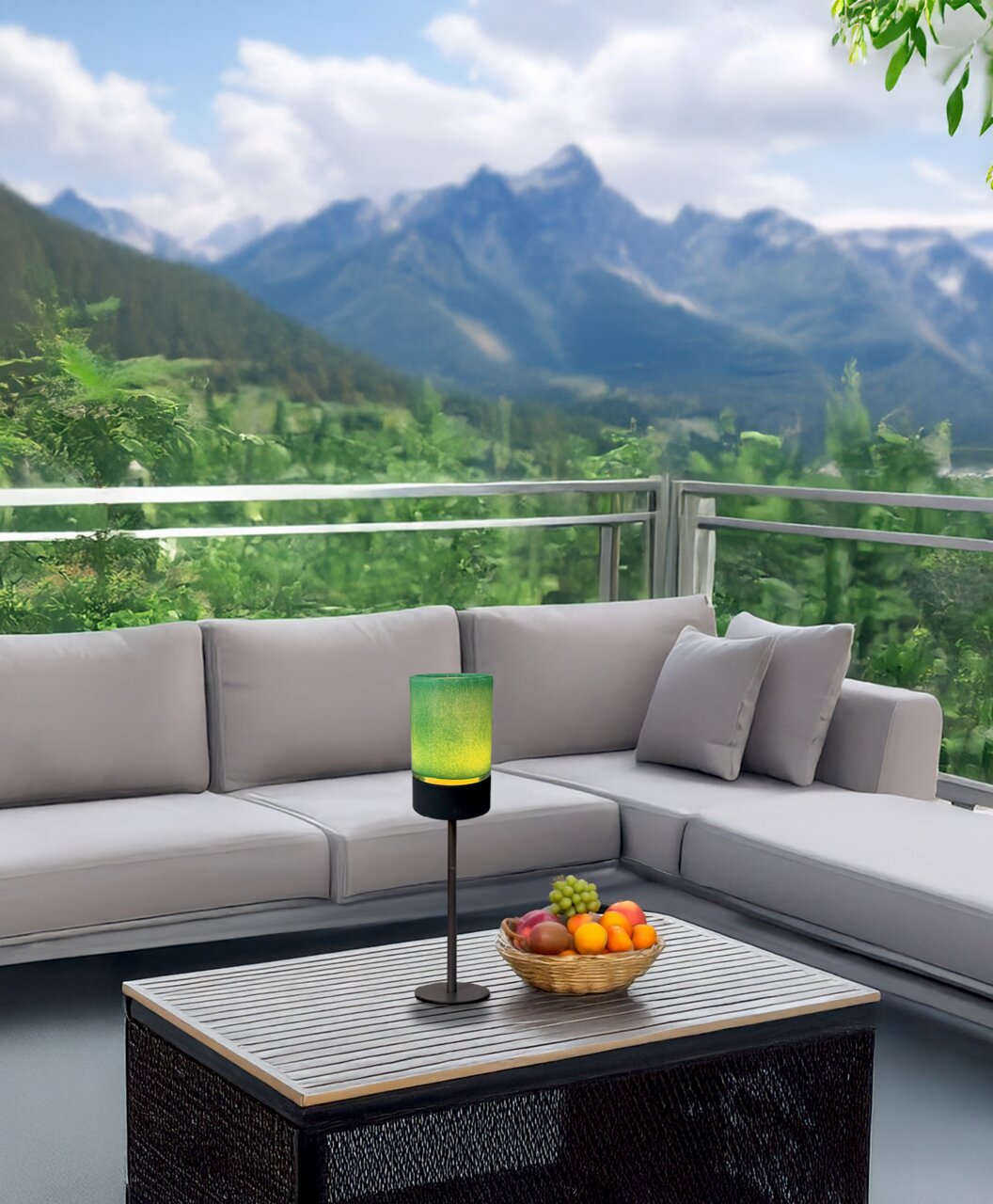 Ein modernes Akku-Windlicht auf einem Tisch in einem stilvollen Außenbereich mit Bergblick, aus seitlicher Perspektive fotografiert.
