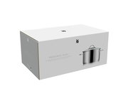 Verpackung des WMF Topfsets Provence Plus, schräg von vorne fotografiert