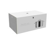 Verpackung des WMF Topfsets Provence Plus, schräg von vorne fotografiert