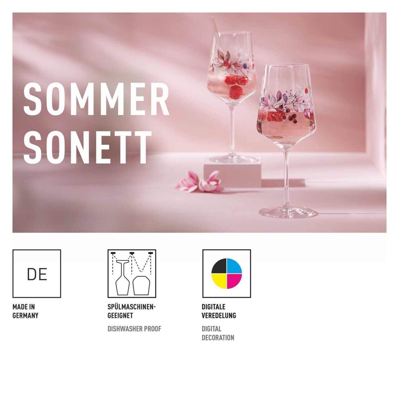 Zwei elegante Sprizzgläser mit floraler Verzierung, gefüllt mit einem sommerlichen Getränk und Beeren, auf einem rosa Hintergrund. Seitliche Perspektive.