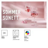 Zwei elegante Sprizzgläser mit floraler Verzierung, gefüllt mit einem sommerlichen Getränk und Beeren, auf einem rosa Hintergrund. Seitliche Perspektive.