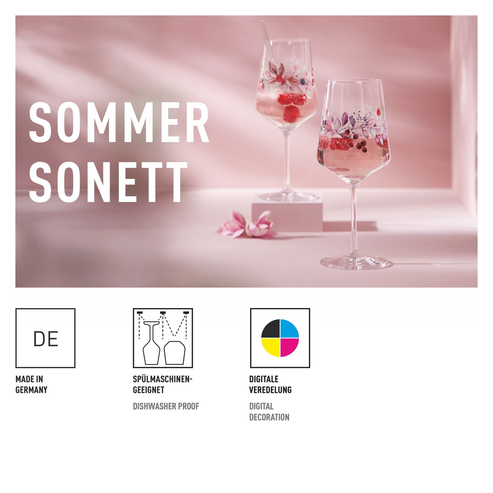 Zwei elegante Sprizzgläser mit floraler Verzierung, gefüllt mit einem sommerlichen Getränk und Beeren, auf einem rosa Hintergrund. Seitliche Perspektive.