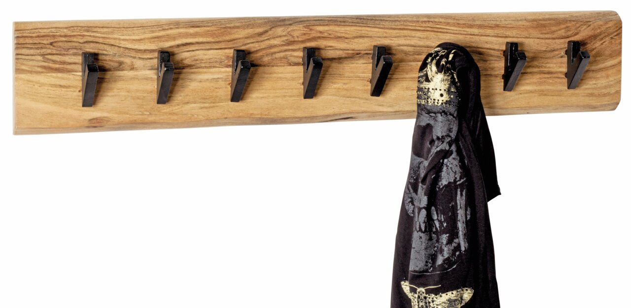 Houten wandkapstok met zeven zwarte haken, afgebeeld van voren, met een zwarte doek aan een haak.