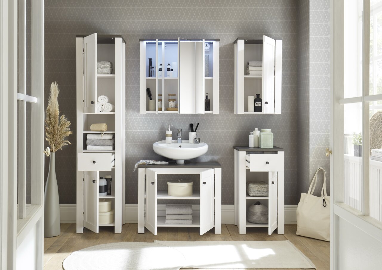 Moderner Hängeschrank in einem stilvollen Badezimmer, frontal betrachtet, mit offenen Türen und sichtbaren Regalen für Handtücher und Pflegeprodukte.