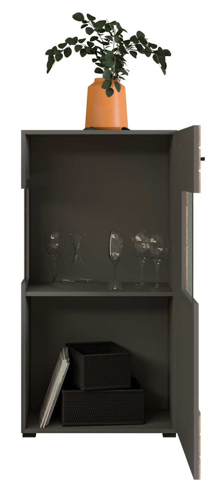 Standschrank mit geöffneter Tür, gefüllt mit Gläsern und dekorativen Boxen, mit einer Pflanze in einem orangefarbenen Topf auf der Oberseite, Frontalansicht.