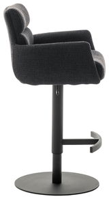 Seitenansicht eines Barstuhls mit Armlehnen, schwarzem Stoffbezug und stabilem Metallfuß.