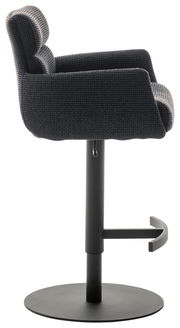 Seitenansicht eines Barstuhls mit Armlehnen, schwarzem Stoffbezug und stabilem Metallfuß.