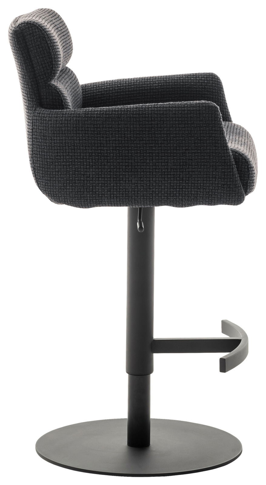 Dieter Knoll Barstuhl mit Armlehnen LEXINGTON Seitenansicht eines Barstuhls mit Armlehnen, schwarzem Stoffbezug und stabilem Metallfuß.