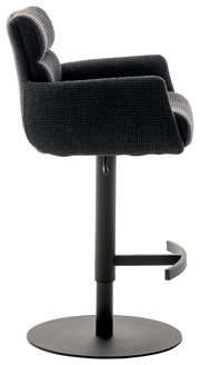 Seitenansicht eines Barstuhls mit Armlehnen, schwarzem Stoffbezug und stabilem Metallfuß.