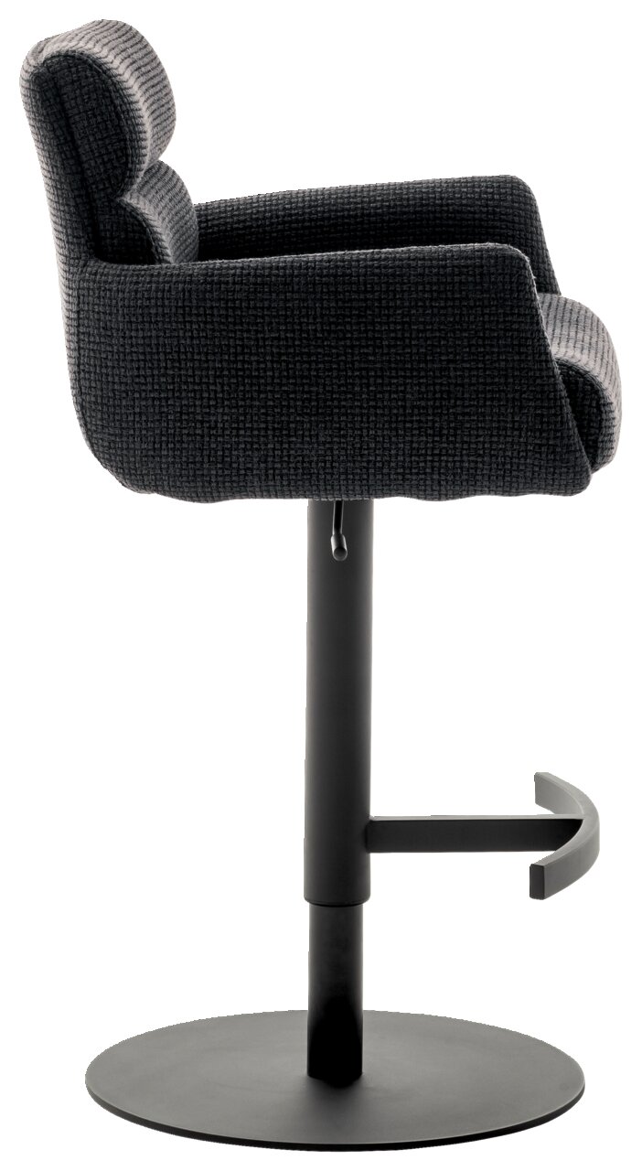 Seitenansicht eines Barstuhls mit Armlehnen, schwarzem Stoffbezug und stabilem Metallfuß.