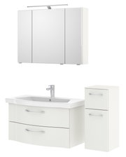 Badezimmermöbel-Set bestehend aus einem Spiegelschrank mit Beleuchtung, einem Waschbeckenunterschrank mit zwei Schubladen und einem hohen Schrank mit zwei Fächern, Perspektive von vorne.