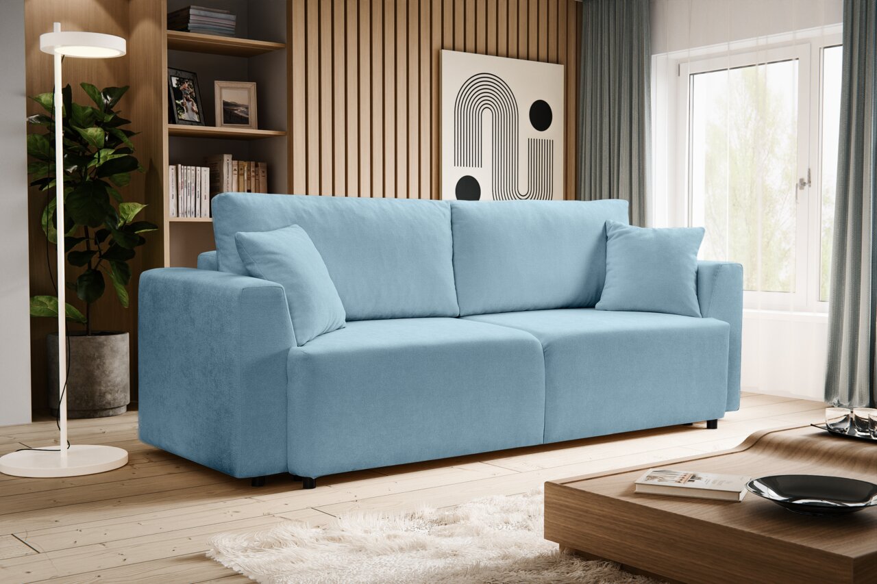 MID.YOU Schlafsofa POINT Hellblaues, modernes 3-Sitzer-Sofa mit breiten Armlehnen und zwei Rückenkissen im Wohnzimmer, frontale leicht seitliche Perspektive.