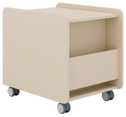 Beigefarbener, kompakter Rollcontainer mit abgerundeten Seiten, Ablageflächen und Rollen, in schräger Vorderansicht von links dargestellt