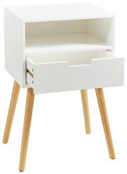 Weiße Nachtkommode mit einem offenen Fach und einer Schublade, auf vier schrägen Holzbeinen, Perspektive von vorne rechts