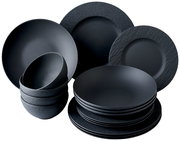 Schwarzes Geschirrset aus 16 Teilen, bestehend aus Tellern und Schalen, in einer leicht seitlichen Perspektive.
