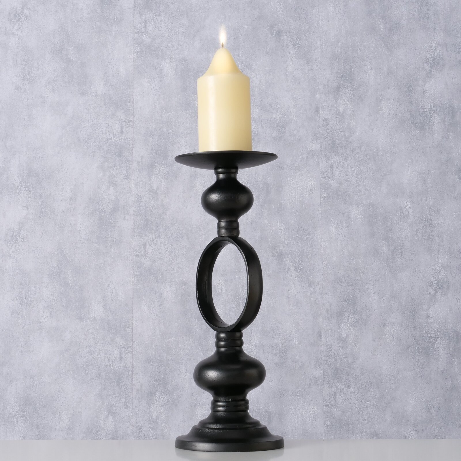 Schwarzer Kerzenleuchter Plokky mit brennender Kerze, seitliche Perspektive
