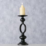 Schwarzer Kerzenleuchter Plokky mit brennender Kerze, seitliche Perspektive