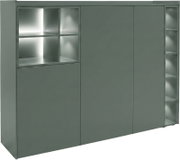 Modernes Sideboard in mattem Dunkelgrün mit geschlossenen Türen, links offenem Regal mit vier Fächern und rechts schmalen offenen Ablagen, Ansicht schräg von vorne