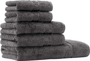 Stapel aus fünf gefalteten, flauschigen grauen Frottee-Handtüchern mit eingewebter Bordüre, freigestellt auf weißem Hintergrund, Frontansicht leicht seitlich