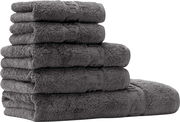 Stapel aus fünf gefalteten, flauschigen grauen Frottee-Handtüchern mit eingewebter Bordüre, freigestellt auf weißem Hintergrund, Frontansicht leicht seitlich