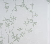 Schiebevorhang mit zartem Blattmuster in Grün auf weißem Hintergrund, seitliche Perspektive