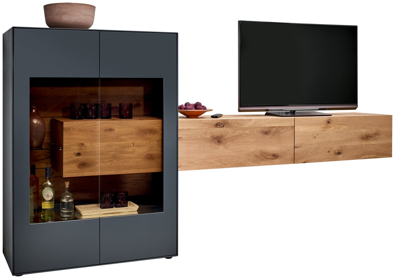 Moderne Wandkombination mit dunklem Schrank und Holzregal, seitliche Perspektive
