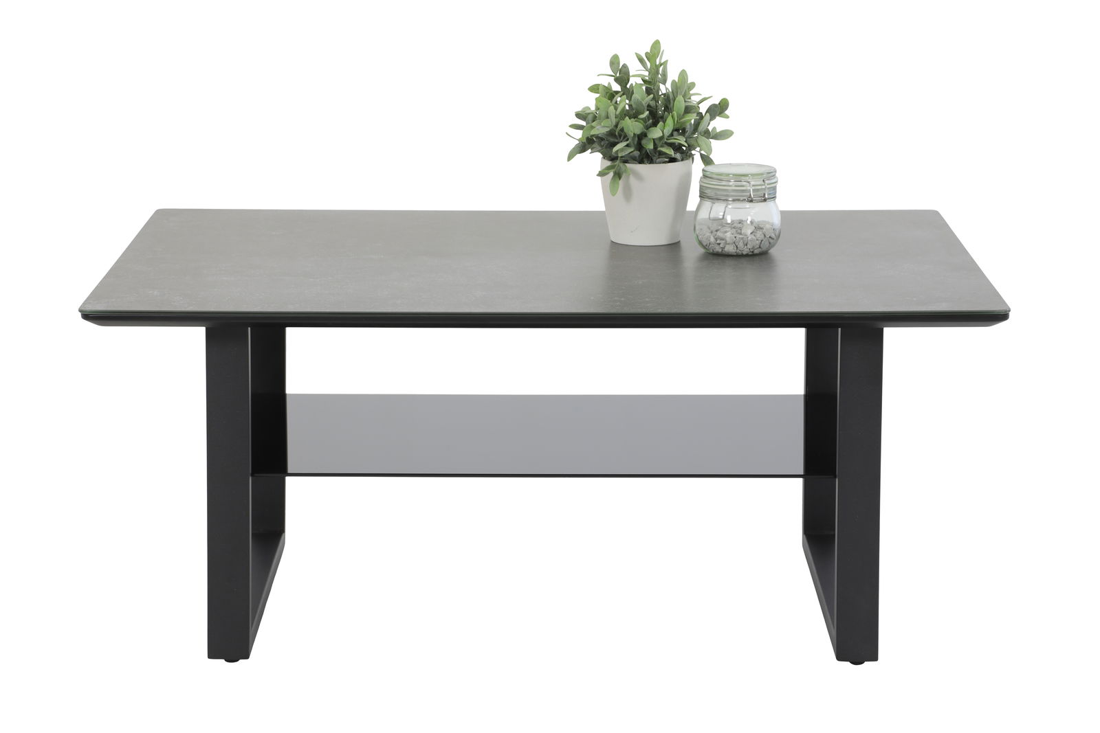 Moderner Couchtisch mit dunkler Tischplatte und schwarzem Gestell, frontal fotografiert. Dekoriert mit einer Pflanze und einem Glasgefäß.