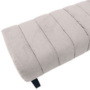 Nahaufnahme einer 2,5er-Sitzbank in hellgrauem Stoff mit gestepptem Design, seitliche Perspektive