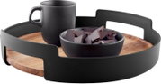 Rundes Serviertablett mit Holzboden und schwarzem Rand mit Griffen, darauf eine schwarze Tasse und eine Schale mit Schokoladenstücken, perspektivisch in schräger Vorderansicht
