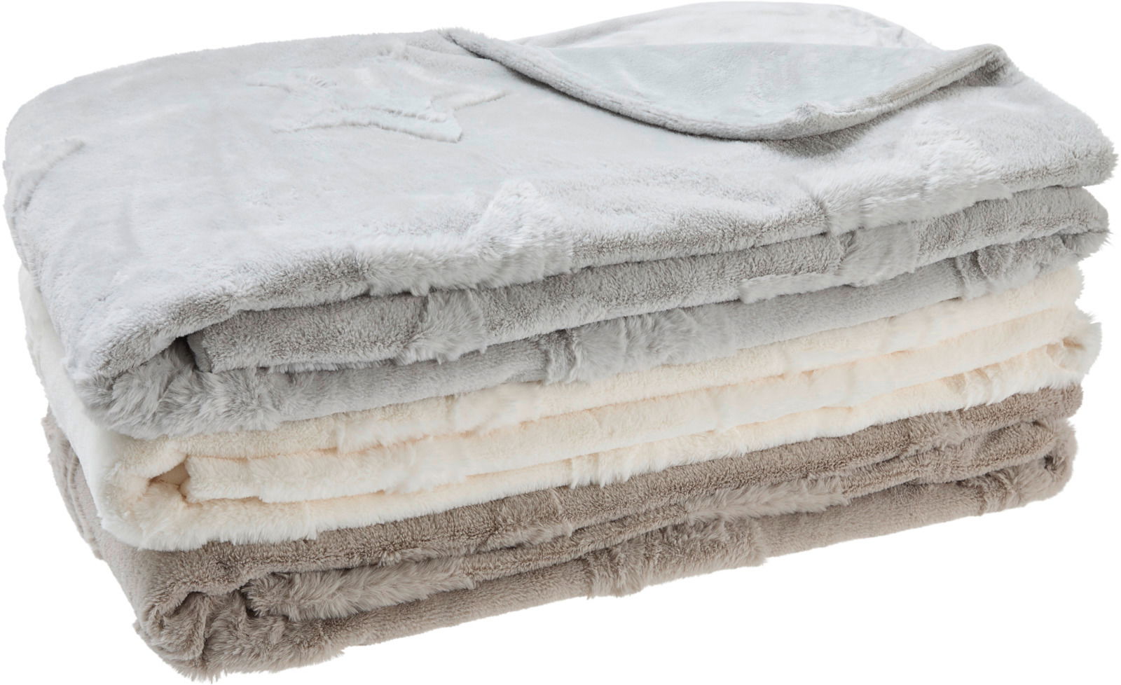 Stapel von weichen, flauschigen Wohndecken in verschiedenen neutralen Farben, seitliche Perspektive