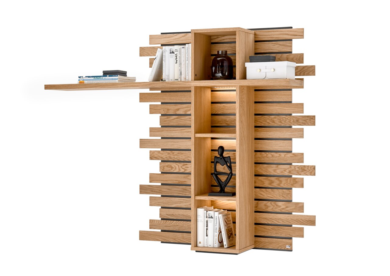 Hängepaneel mit versetztem Design und Wellenstruktur, aus Holz, mit Regalen für Bücher und Dekorationen, seitliche Perspektive