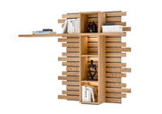 Hangend paneel met verspringend ontwerp en golvende structuur, van hout, met planken voor boeken en decoraties, zijaanzicht