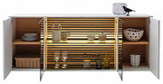 Modernes Sideboard mit offenen Türen, beleuchteten Regalen und dekorativen Objekten, frontal betrachtet.