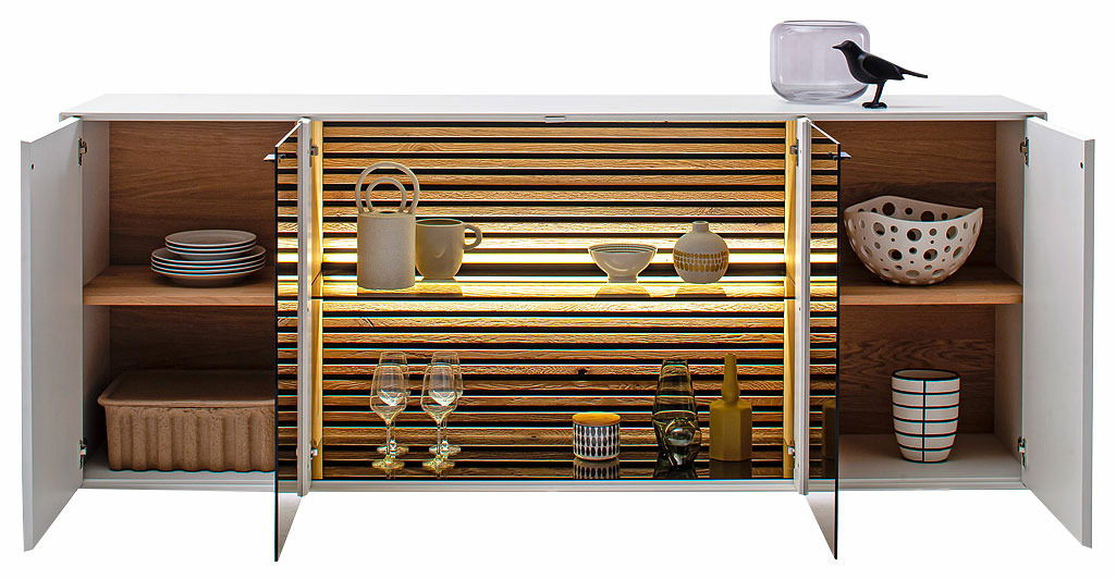 Modernes Sideboard mit offenen Türen, beleuchteten Regalen und dekorativen Objekten, frontal betrachtet.