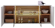 Modernes Sideboard mit offenen Türen, beleuchteten Regalen und dekorativen Objekten, frontal betrachtet.