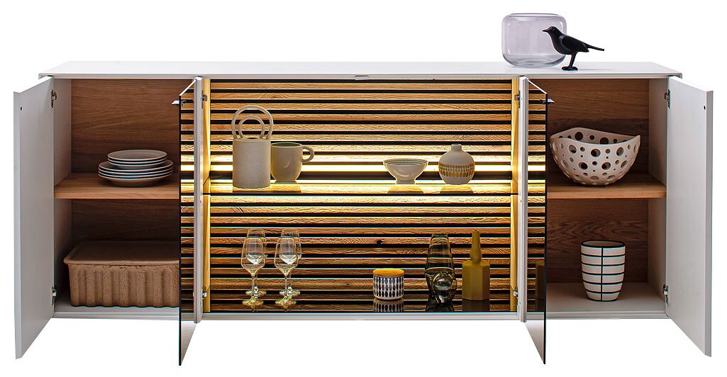 Modernes Sideboard mit offenen Türen, beleuchteten Regalen und dekorativen Objekten, frontal betrachtet.