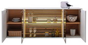 Modern dressoir met open deuren, verlichte planken en decoratieve voorwerpen, gezien vanaf de voorkant.