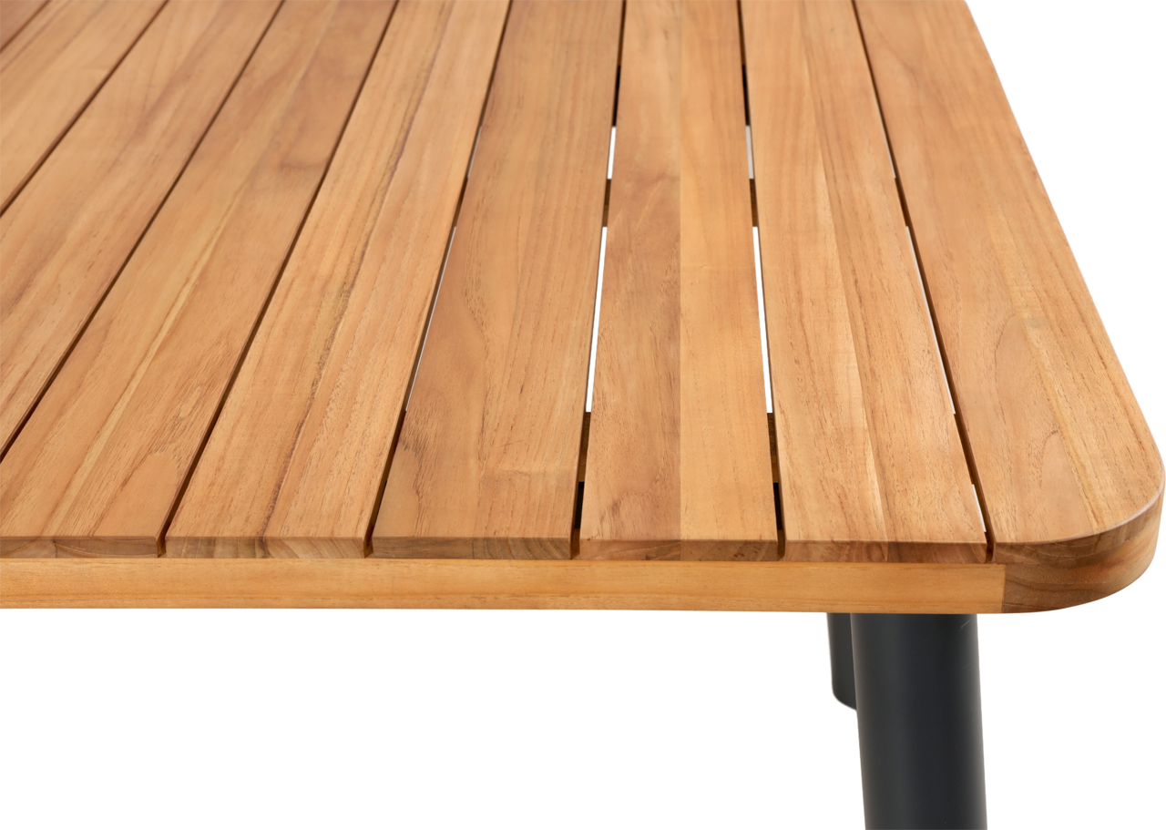 Nahaufnahme eines Gartenausziehtisches aus Holz mit Metallbeinen, perspektivisch von oben fotografiert.