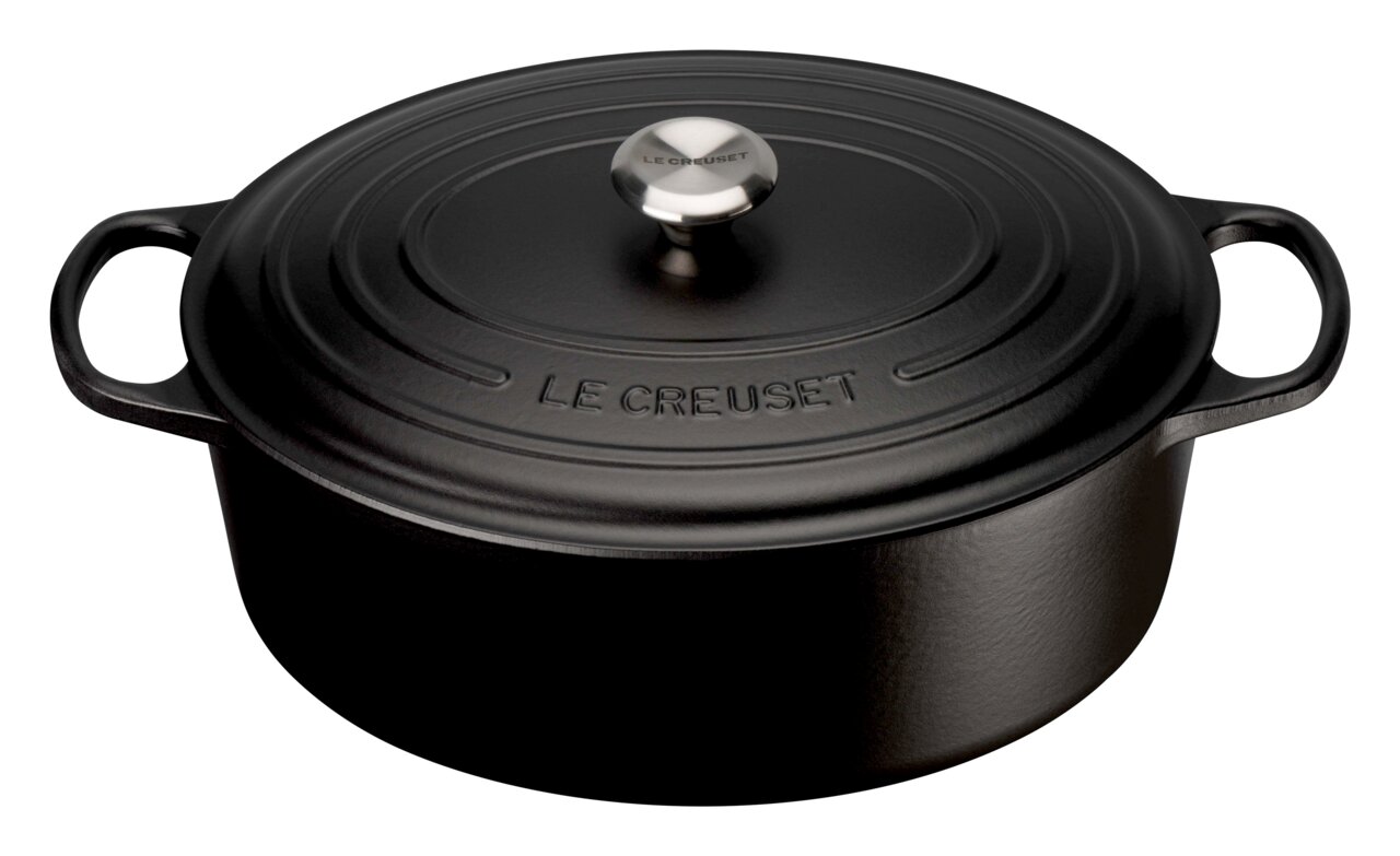 Schwarzer ovaler Bräter von Le Creuset mit Deckel und seitlichen Griffen, Ansicht von schräg oben.