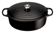 Zwarte ovale braadpan van Le Creuset met deksel en handgrepen aan de zijkanten, gezien vanuit een schuine hoek van bovenaf.