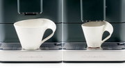Frontansicht eines Kaffeevollautomaten mit einer weißen Tasse auf der Abtropfschale.