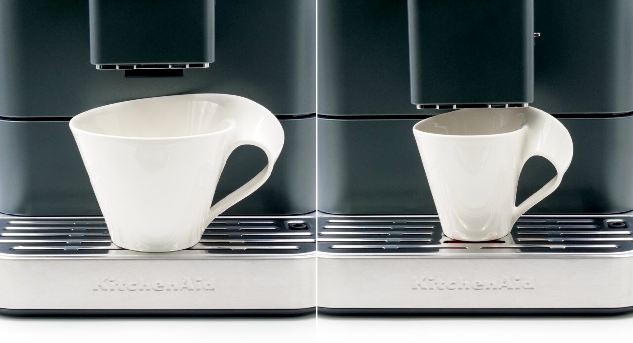 Frontansicht eines Kaffeevollautomaten mit einer weißen Tasse auf der Abtropfschale.