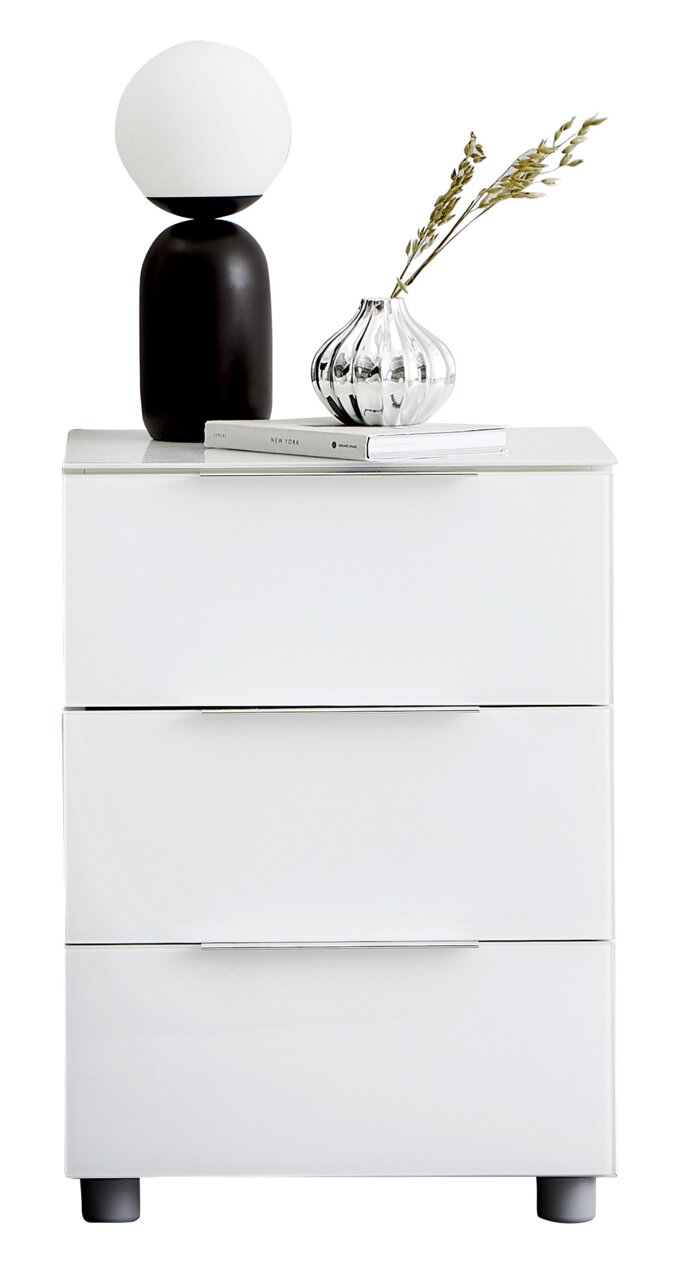 Weiße Nachtkonsole mit drei Schubladen, darauf eine moderne Lampe und eine dekorative Vase, Frontalansicht