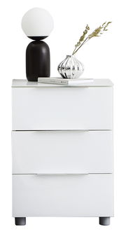 Weiße Nachtkonsole mit drei Schubladen, darauf eine moderne Lampe und eine dekorative Vase, Frontalansicht