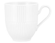 Weißer Becher mit Henkel, geriffelte Oberfläche, seitliche Perspektive