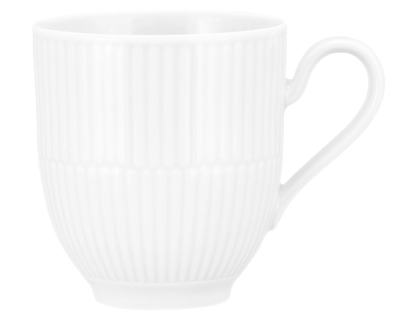 Weißer Becher mit Henkel, geriffelte Oberfläche, seitliche Perspektive