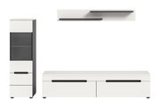 Modernes Wohnzimmermöbel-Set in Weiß mit schwarzen Griffleisten: hoher Vitrinenschrank mit Glasfront, niedriges TV-Lowboard mit zwei Türen und zwei Wandregalen, frontal in leichter Schrägansicht dargestellt