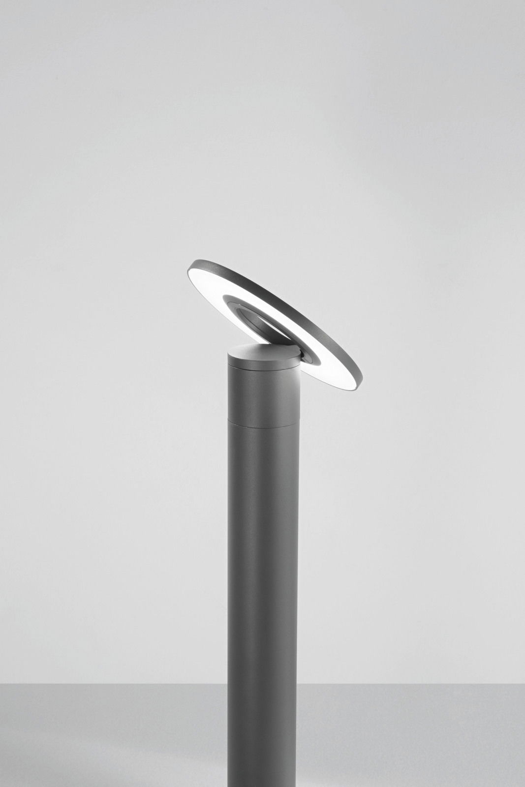 Moderne LED-Pollerleuchte mit schwenkbarem Kopf, seitliche Perspektive